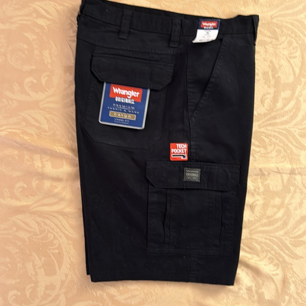 NWT Wrangler premium cargo loose fit shorts size 38 waist